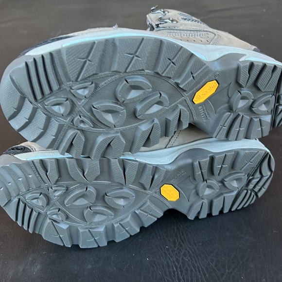 Vasque hiking boots - Picture 3 of 5